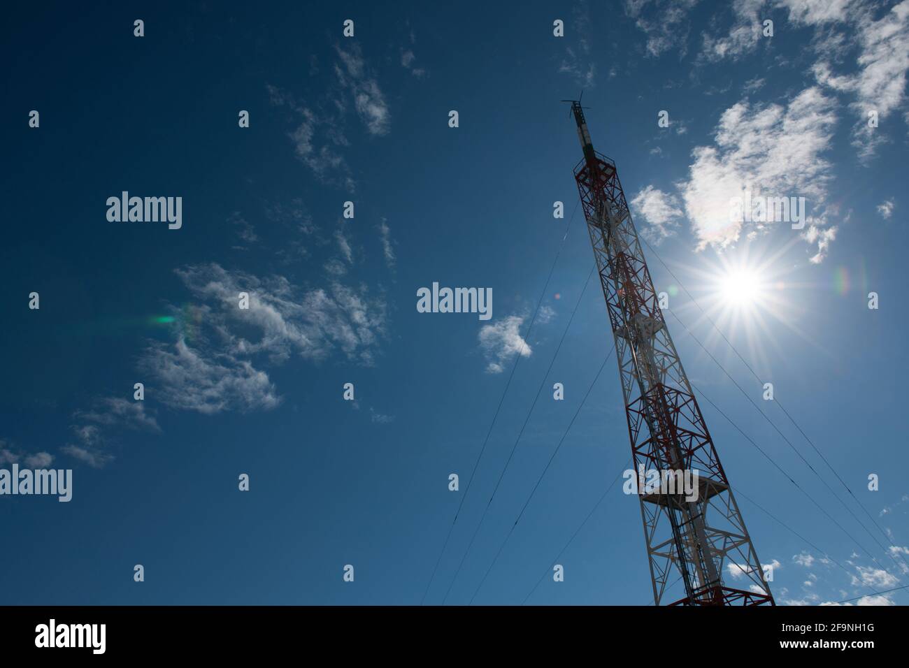 Vista delle installazioni di antenne telefoniche e di telecomunicazione dati nell'isola di Creta. Foto Stock