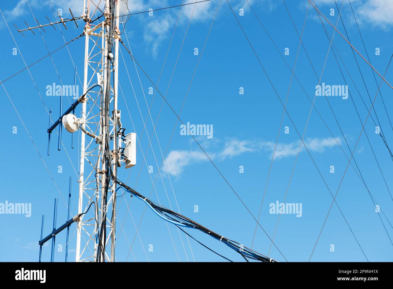 Vista delle installazioni di antenne telefoniche e di telecomunicazione dati nell'isola di Creta. Foto Stock