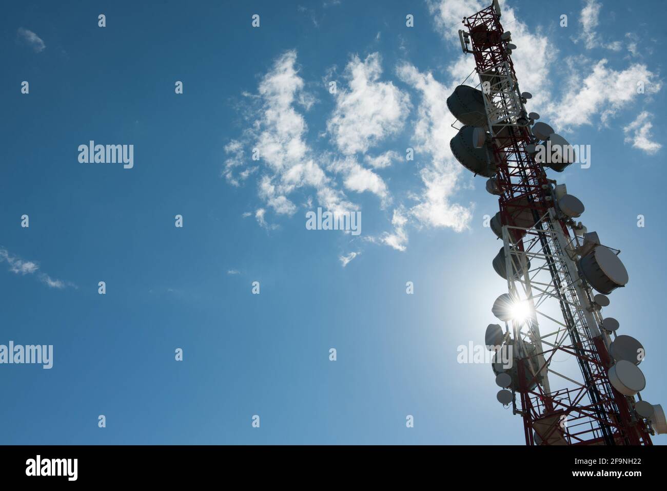 Vista delle installazioni di antenne telefoniche e di telecomunicazione dati nell'isola di Creta. Foto Stock