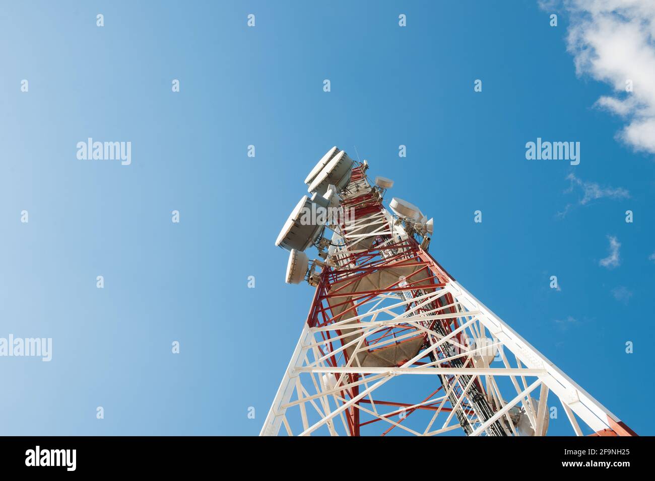 Vista delle installazioni di antenne telefoniche e di telecomunicazione dati nell'isola di Creta. Foto Stock