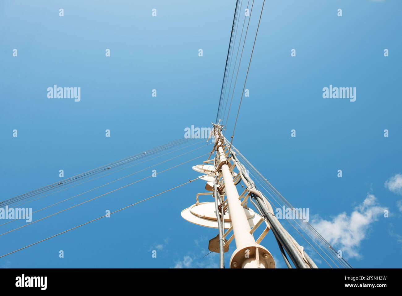 Vista delle installazioni di antenne telefoniche e di telecomunicazione dati nell'isola di Creta. Foto Stock