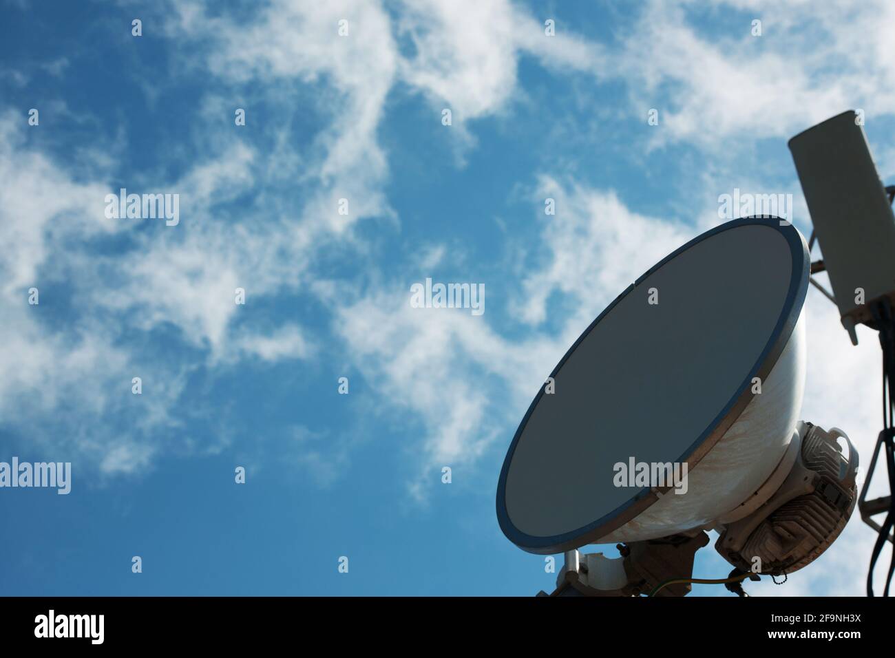 Vista delle installazioni di antenne telefoniche e di telecomunicazione dati nell'isola di Creta. Foto Stock