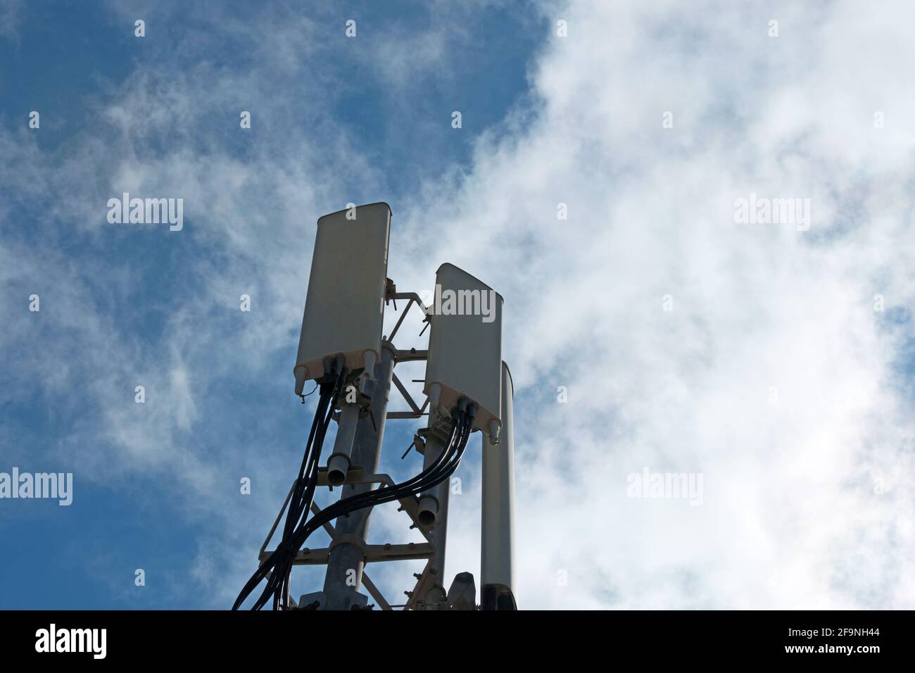 Vista delle installazioni di antenne telefoniche e di telecomunicazione dati nell'isola di Creta. Foto Stock
