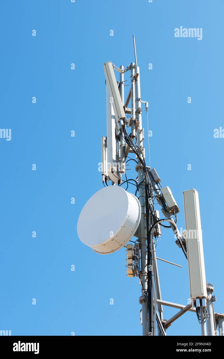 Vista delle installazioni di antenne telefoniche e di telecomunicazione dati nell'isola di Creta. Foto Stock