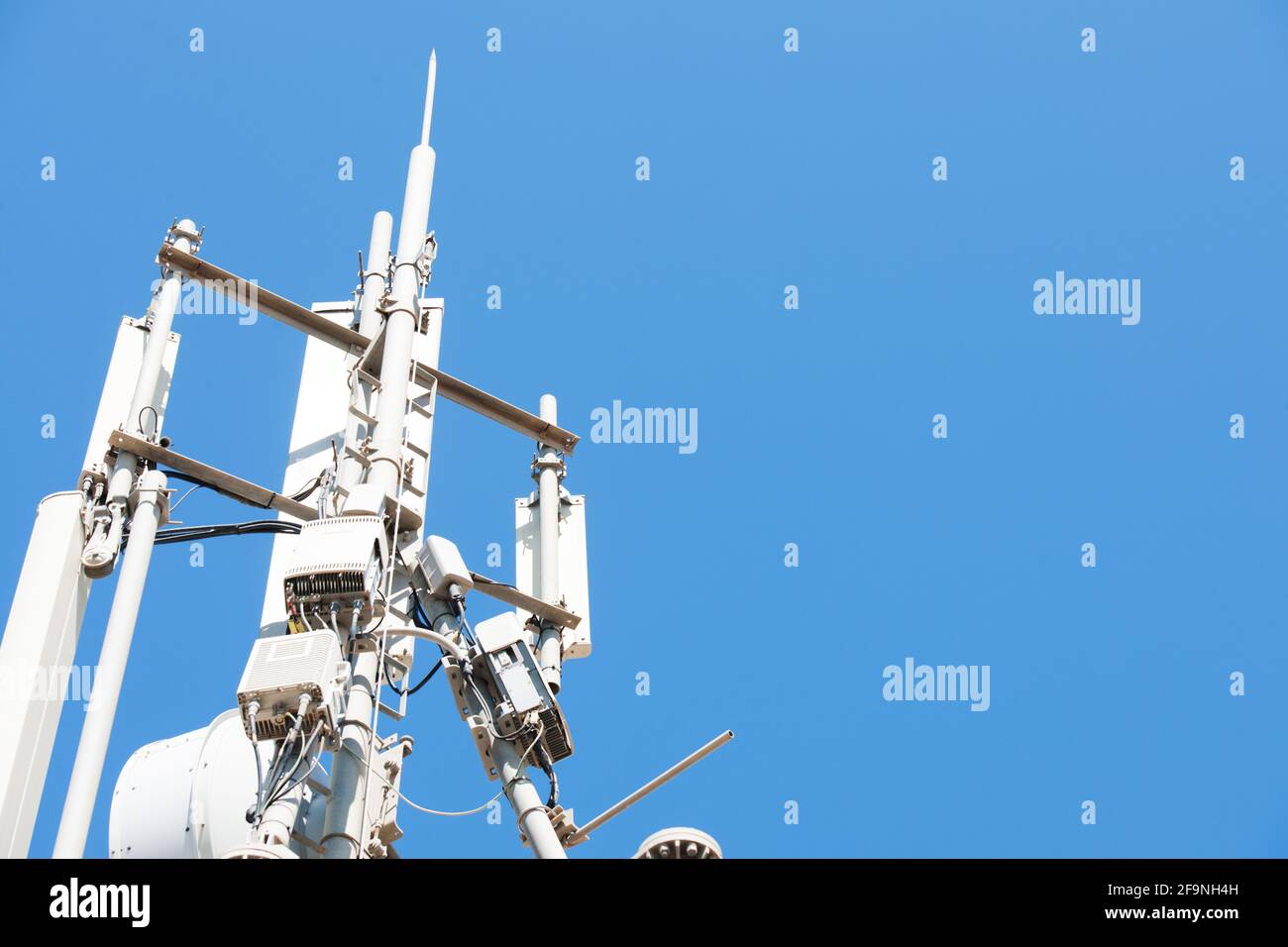 Vista delle installazioni di antenne telefoniche e di telecomunicazione dati nell'isola di Creta. Foto Stock