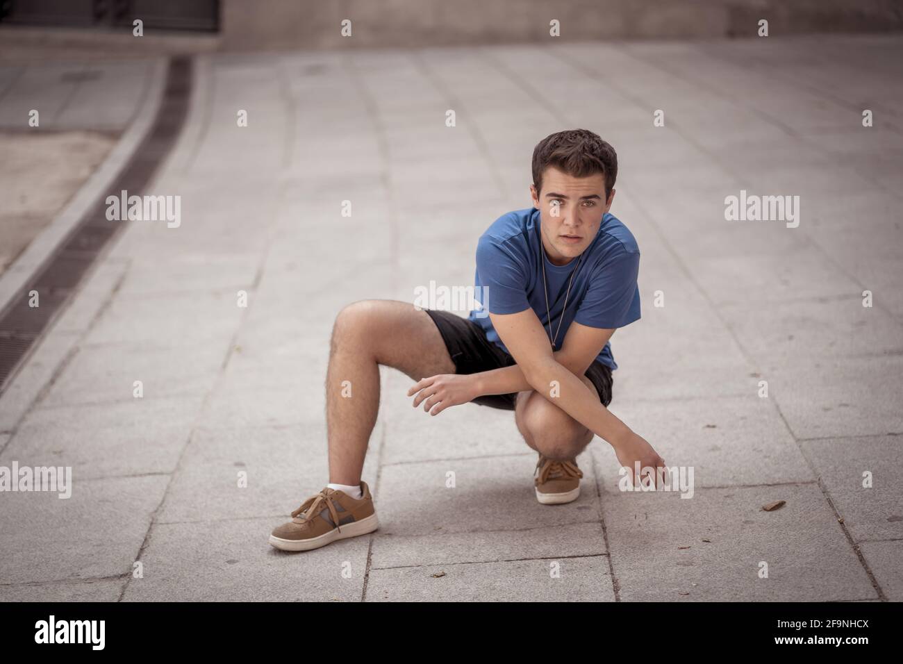 Esterno ritratto a lunghezza intera di giovane uomo con bel blu ayes. Persone reali che posano con bellezza naturale e luce. Cura di bellezza, moda giovanile e. Foto Stock