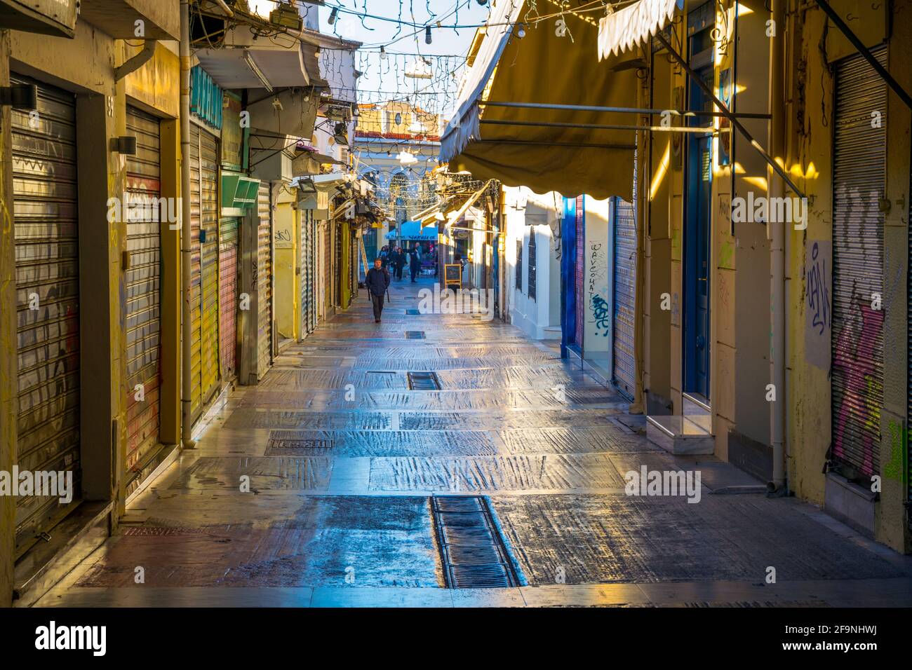 Una strada vuota in Plaka, che è il vecchio quartiere storico di Atene, raggruppata intorno alle pendici settentrionali e orientali dell'Acropoli. Foto Stock