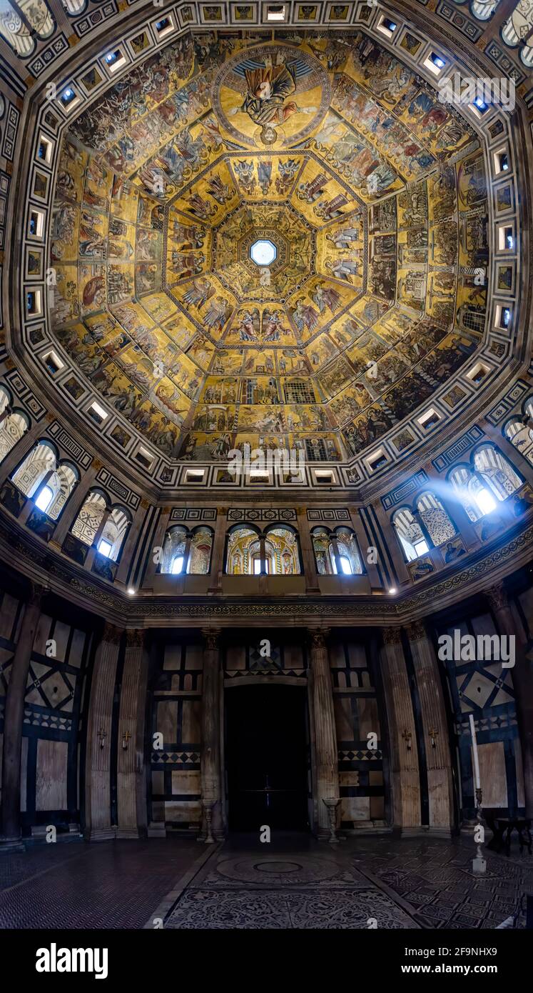 Firenze, Italia. Soffitto a mosaico dell'interno del Battistero di San Giovanni (Battistero di San Giovanni). Vicino alla cattedrale del Duomo. Foto Stock
