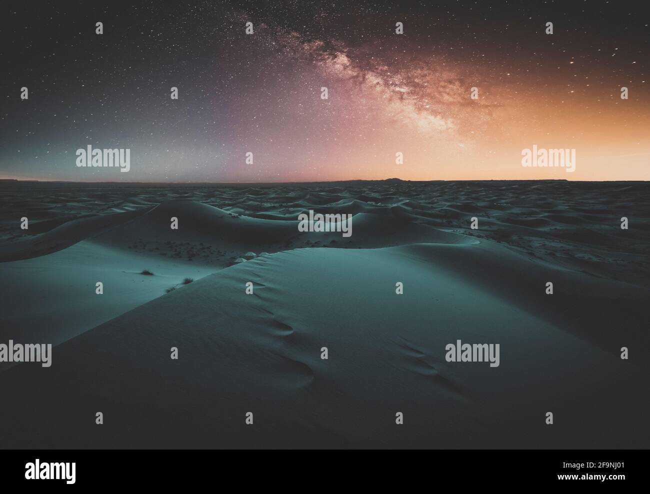 Incredibile modo lattiginoso sulle dune Erg Chebbi nel deserto del Sahara in Marocco, Africa. Bellissimo paesaggio sabbioso con cielo pieno di stelle e di notte Foto Stock