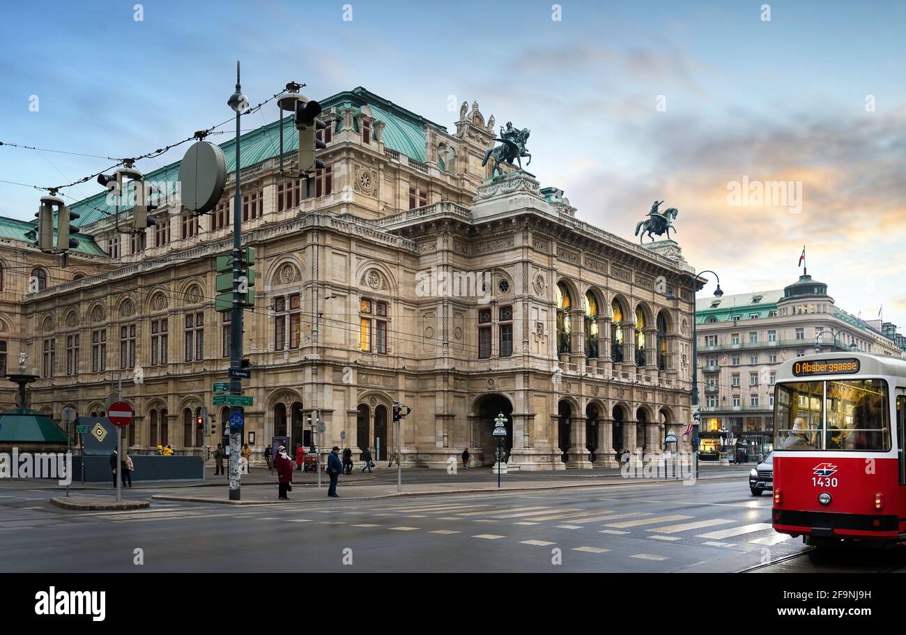 Vienna, Austria. L'Opera di Stato di Vienna (Wiener Staatsoper) è una sala da concerti austriaca al tramonto Foto Stock