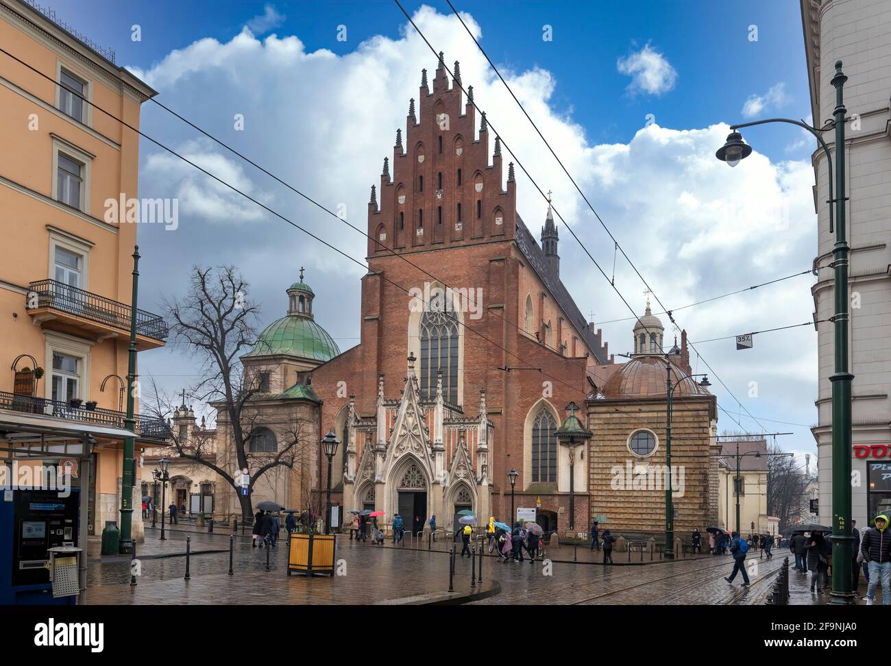 CRACOVIA, POLONIA. Chiesa della Santissima Trinità nel quartiere della Città Vecchia di Cracovia, vicino alla Piazza dei Santi. Basilica Gotica, monastero dell'Ordine Domenicano. Foto Stock