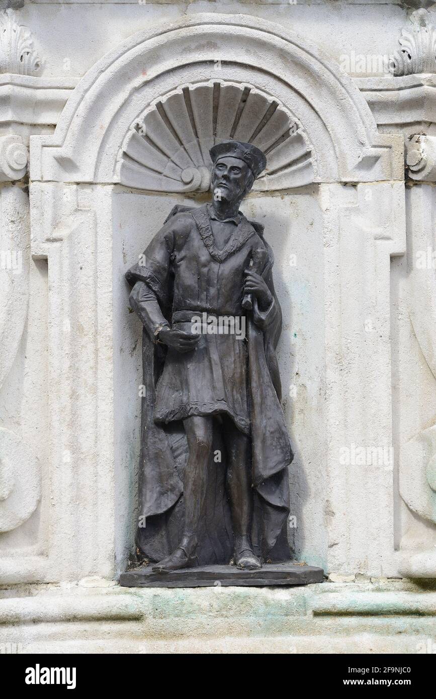Canterbury, Kent, Regno Unito. Marlowe Memorial di fronte al Teatro Marlowe. Statua sulla base – Sir Johnson Forbes-Robertson come Dr Faustus Foto Stock
