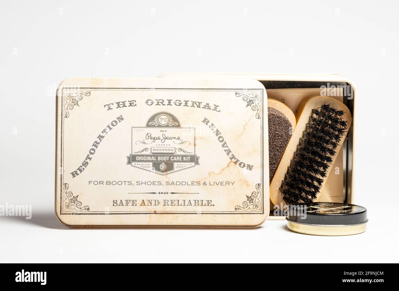 Kit per la cura degli stivali o set di lucidatura per scarpe Pepe Jeans, scatola in metallo vintage Foto Stock