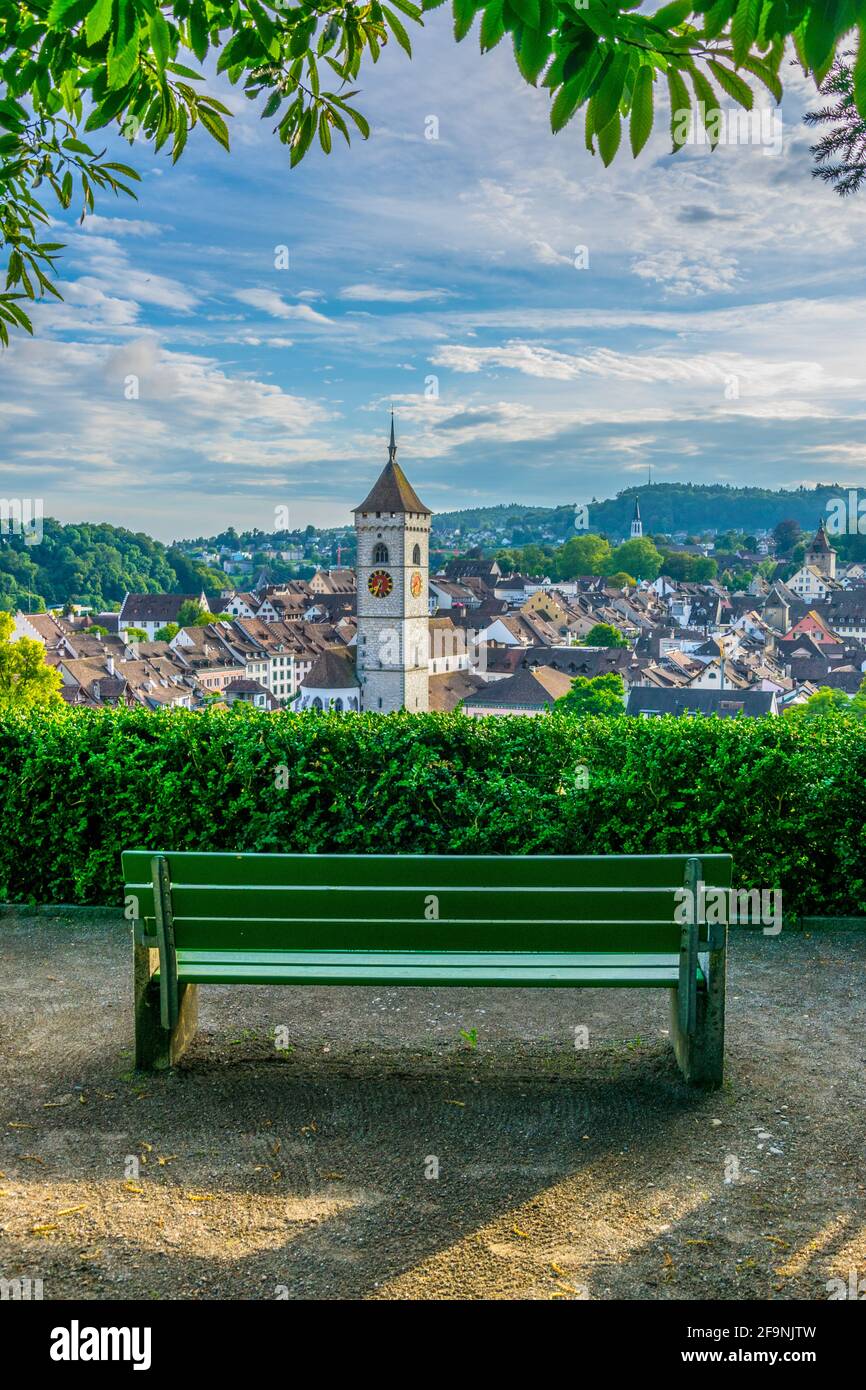 Vista aerea della città svizzera di sciaffusa e saint johann chiesa con una panchina Foto Stock