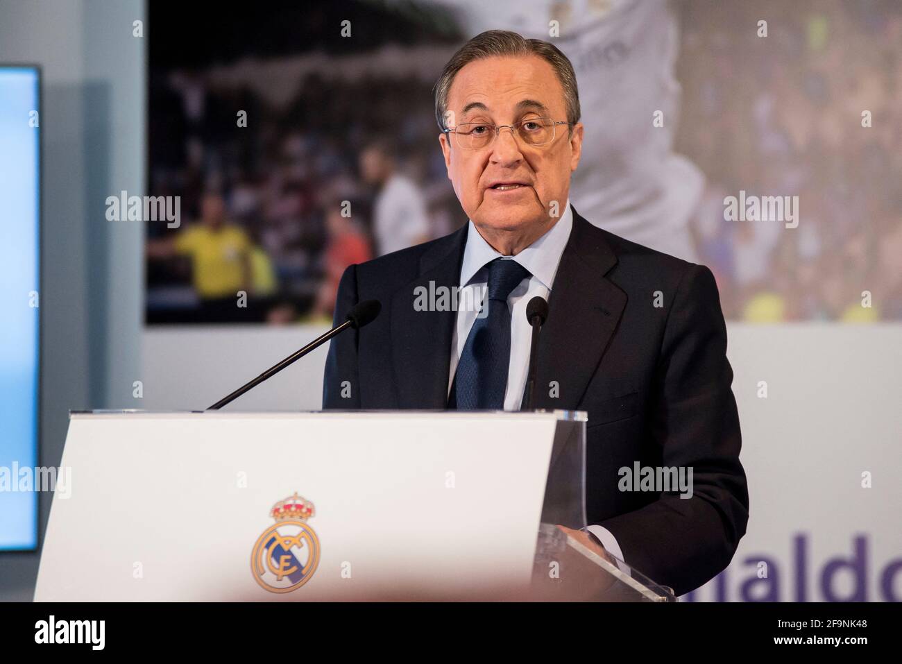 File photo datato 02 ottobre 2015 di Florentino Perez durante il tributo a Cristiano Ronaldo del Real Madrid CF in occasione del suo nuovo record, essendo il miglior marcatore nella storia del club allo stadio Santiago Bernabeu di Madrid, Spagna. La Super League europea è stata creata "per salvare il calcio", afferma Florentino Perez, presidente del Real Madrid. Real è uno dei 12 club europei che si sono iscritti al campionato di breakaway e intendono istituire un nuovo concorso di metà settimana. Perez ha detto che la mossa è stata fatta perché i giovani 'non sono più interessati al calcio' a causa di 'un sacco di qualità poveri Foto Stock