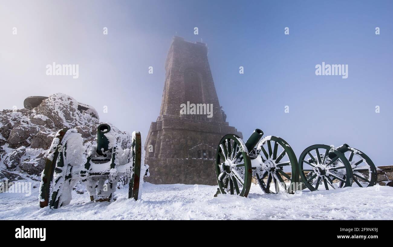 Il monumento di Shipka (Monumento della libertà) è una costruzione monumentale, situata sulla cima di Shipka nella montagna di Stara Planina, città di Shipka, Bulgaria Foto Stock