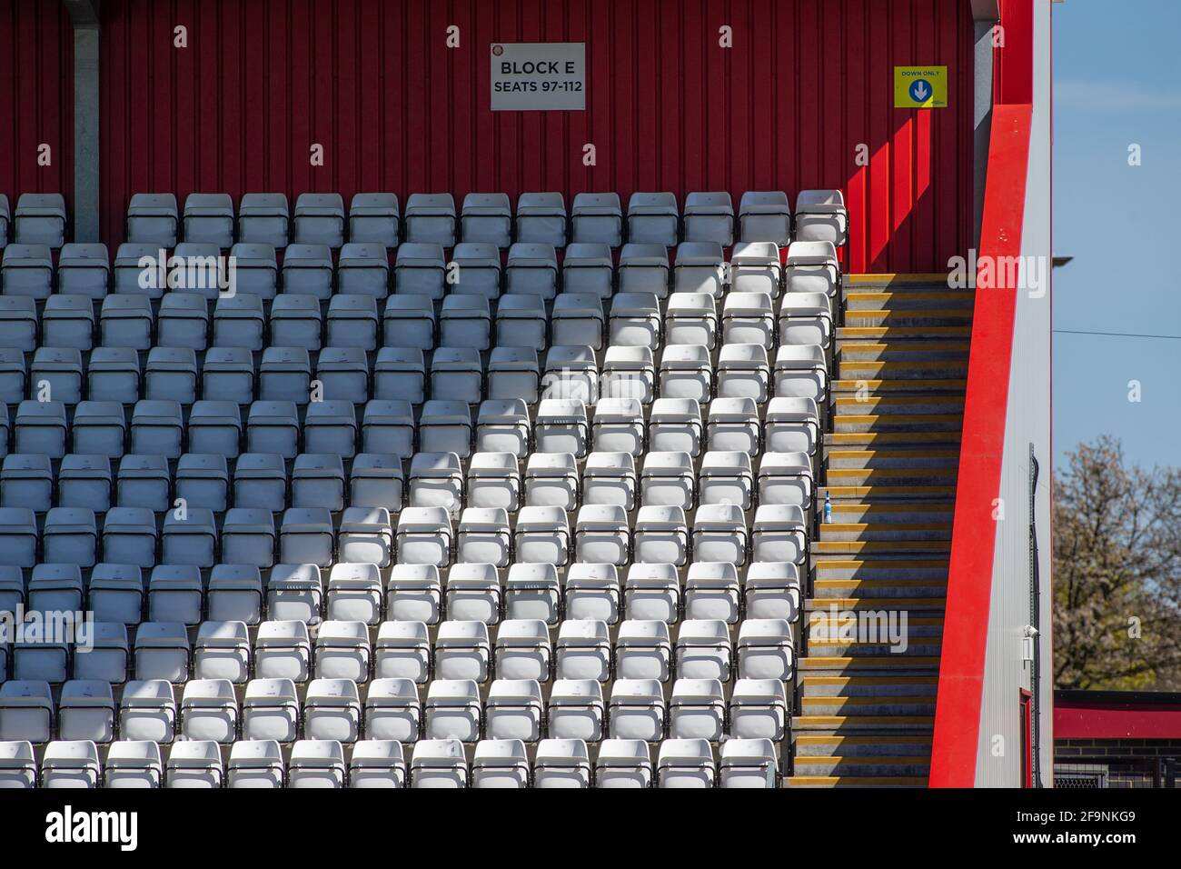 Posti vuoti allo stadio di calcio della Lower League in Inghilterra, Regno Unito Foto Stock