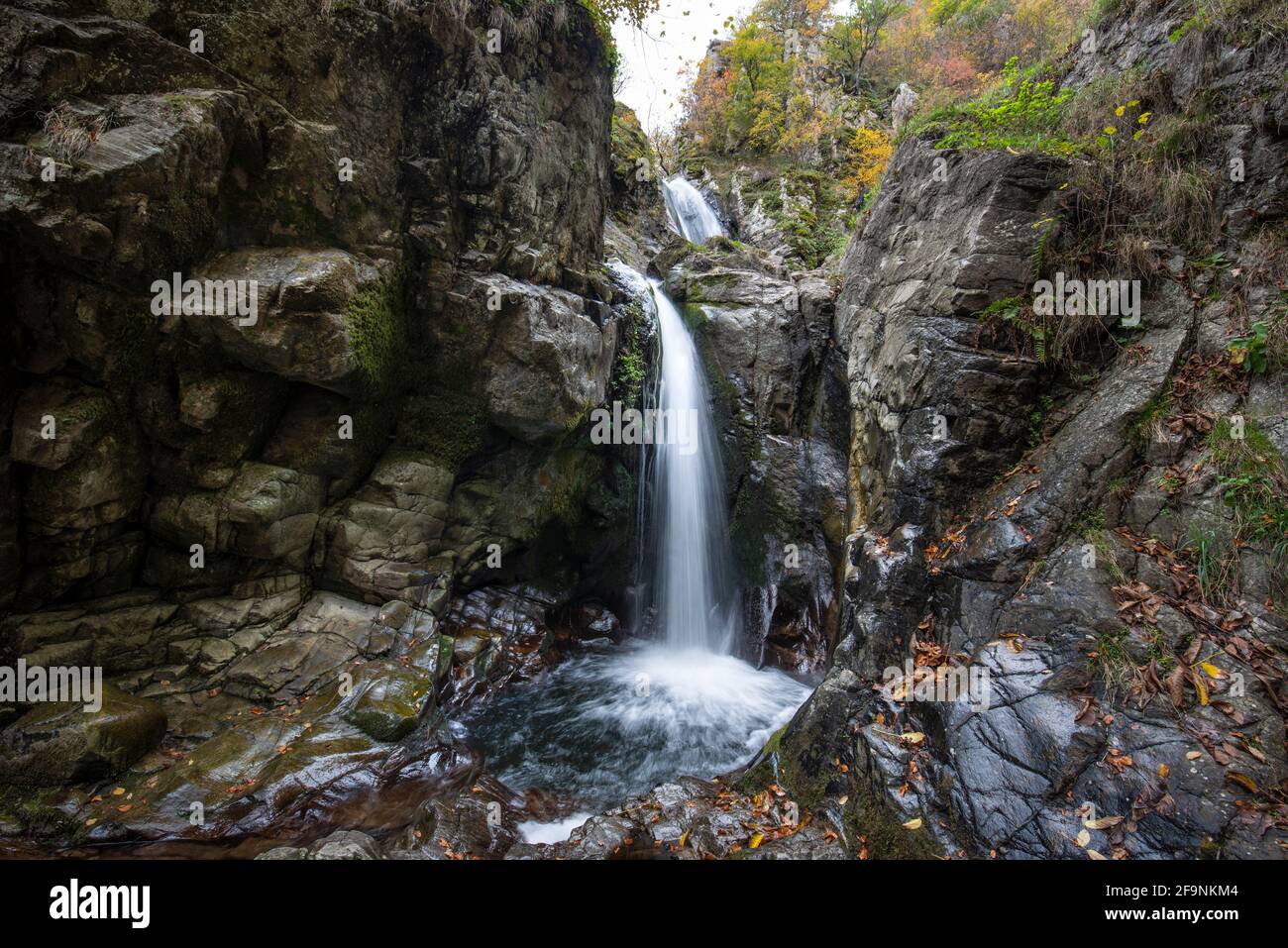 Cascate di Fotinovo (cascata di Fotinski) nella montagna di Rhodopes, regione di Pazardzhik, Bulgaria. Incredibile paesaggio autunnale Foto Stock