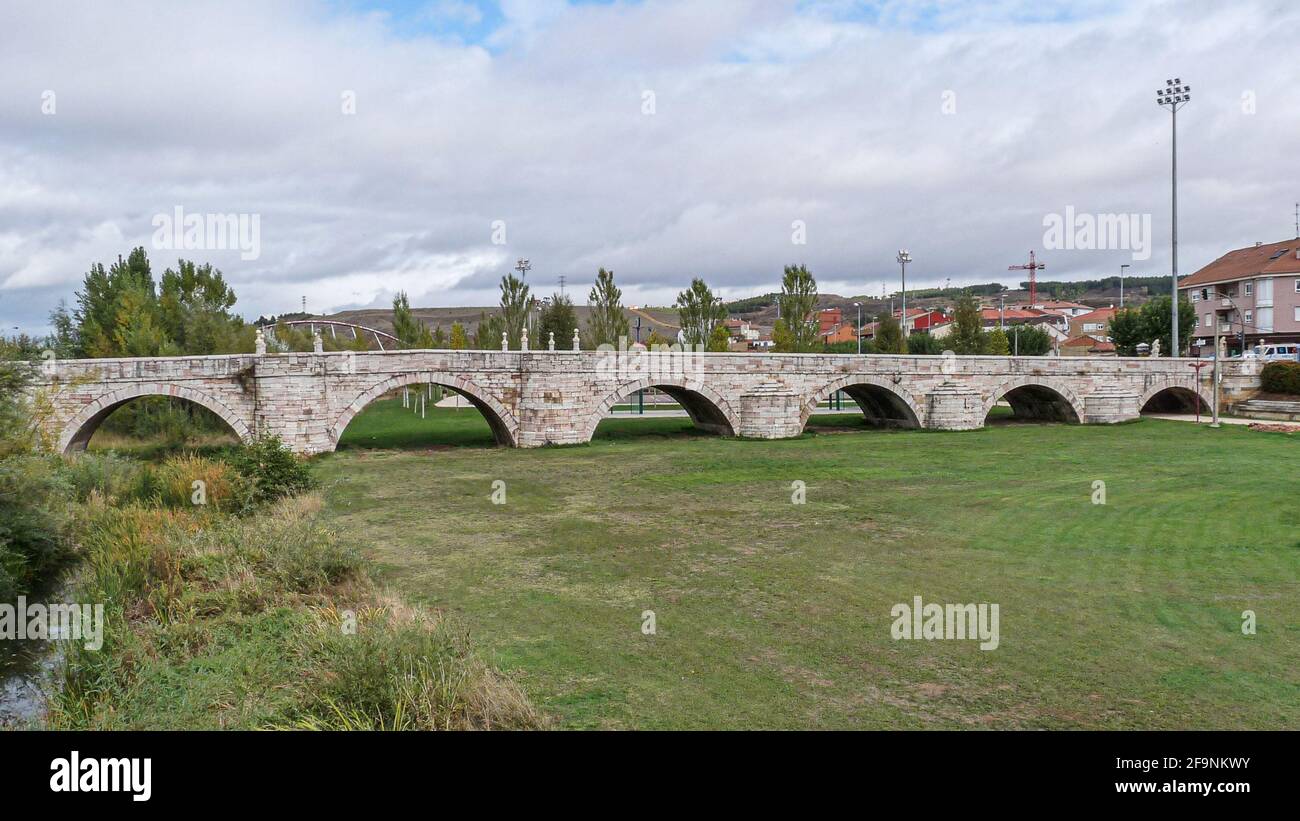 Ponte Castro sul fiume Torio a León, Spagna, 23 ottobre 2009 Foto Stock