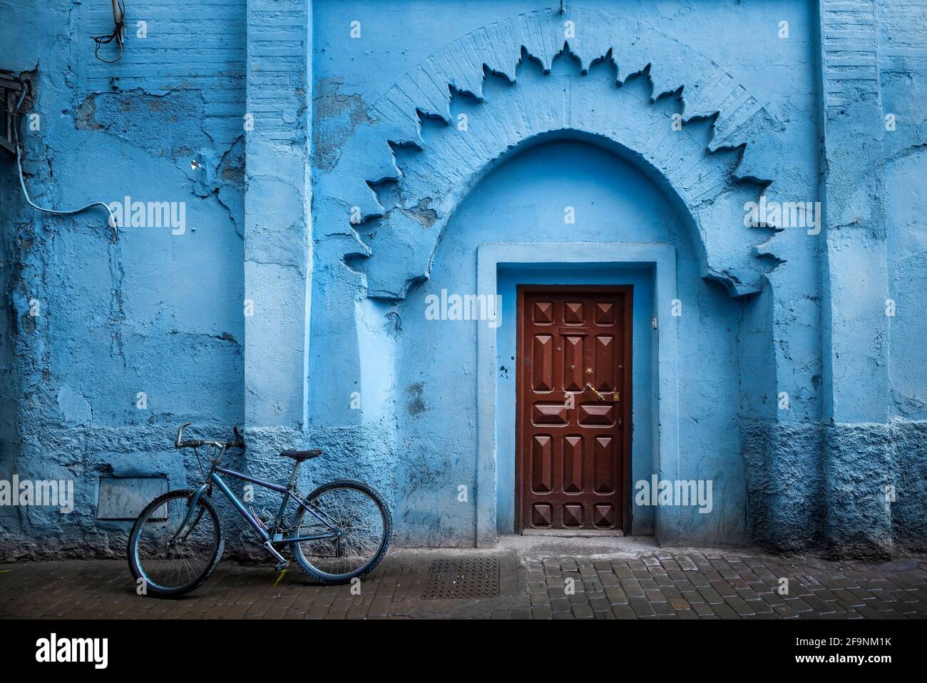 Tradizionale marocchino antico ingresso in legno. Nella vecchia Medina di Chefchaouen, Marocco. Tipico, vecchio, blu intagliato intricately, porta del riad marocchino. Foto Stock