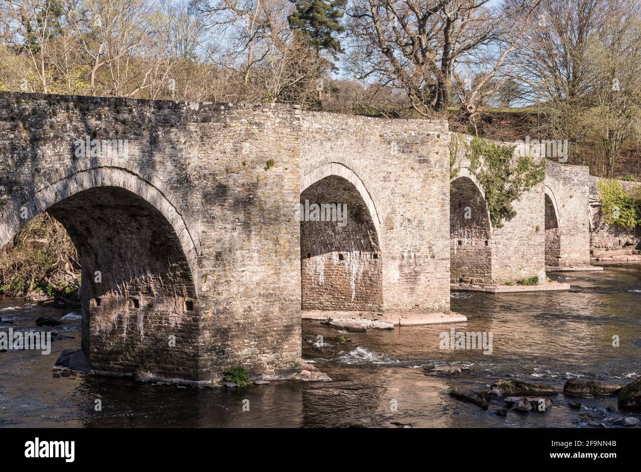 Il vecchio ponte di pietra sul fiume Usk a Llangynidr, costruito intorno al 1700 (vicino Crickhowell, Powys, Galles, Regno Unito) Foto Stock
