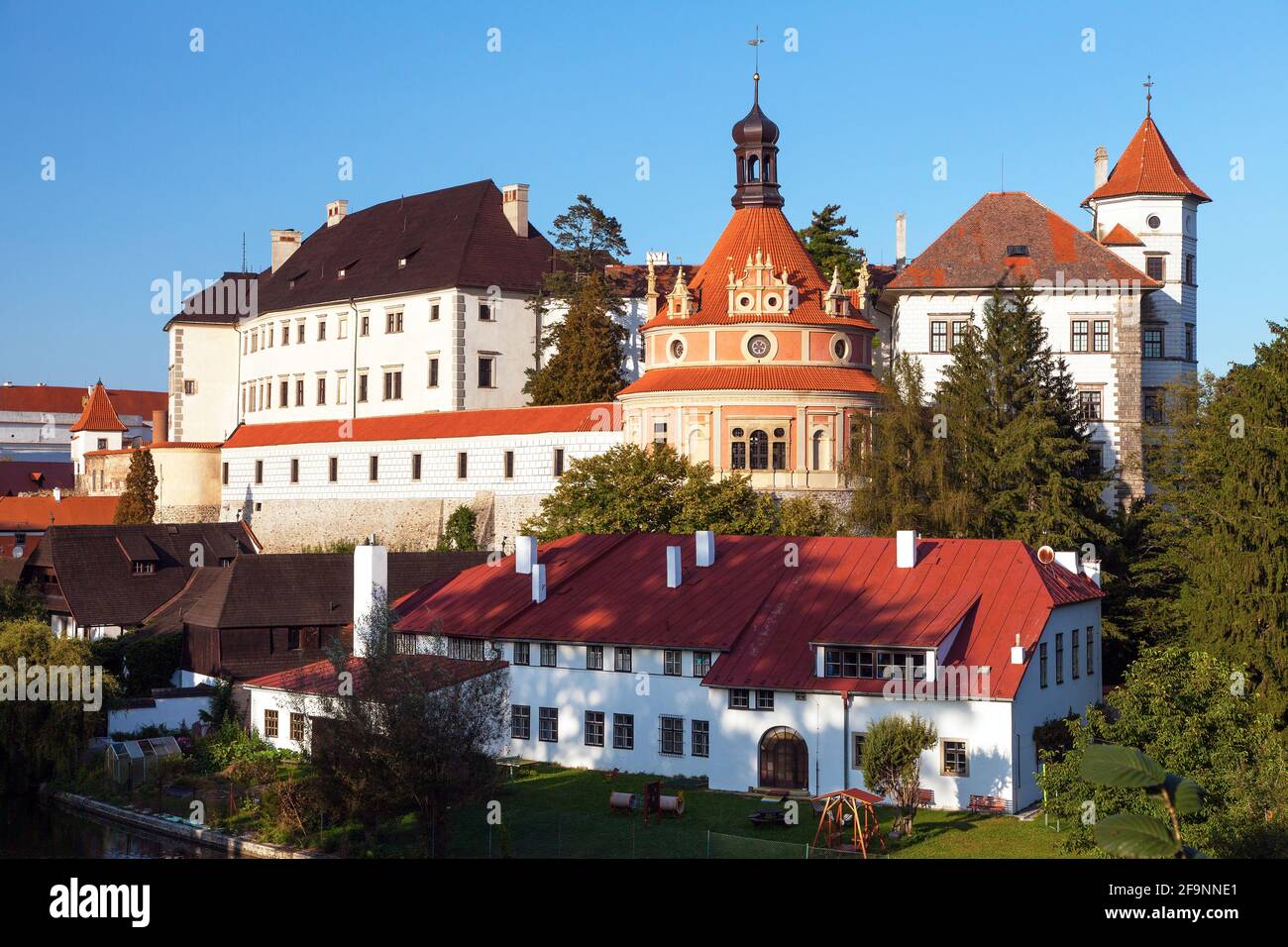 Castello castello palazzo Chateau e la città di Jindrichuv Hradec pomeriggio o vista in prima serata, Boemia meridionale, repubblica Ceca Foto Stock