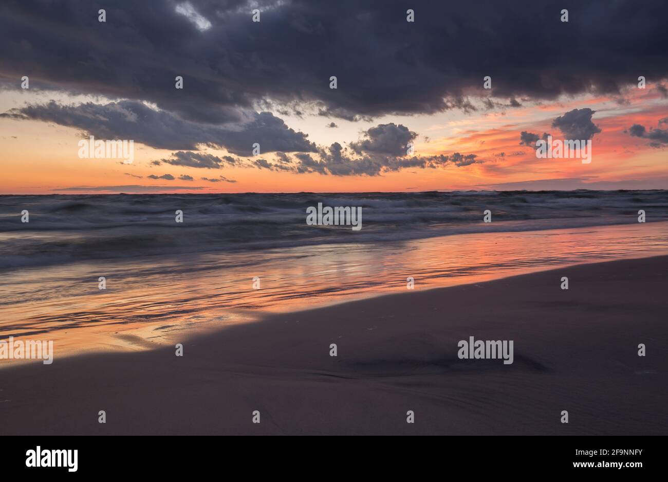 Moody tramonto sul mar baltico fotografato con lunga esposizione Foto Stock