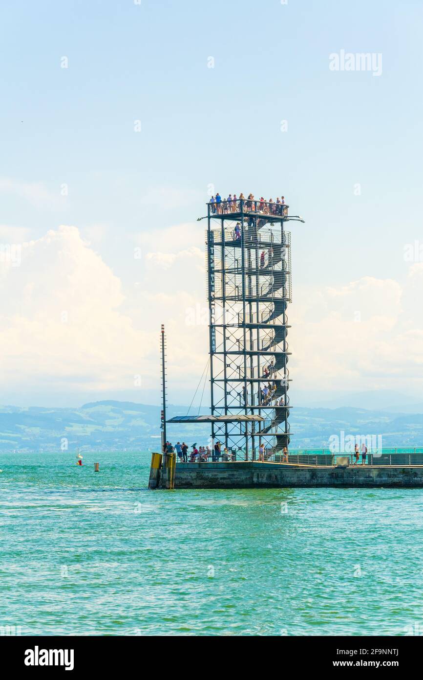 Vista su una torre panoramica situata nel porto di friedrichshafen in Germania. Foto Stock