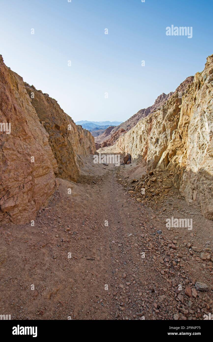 Paesaggio vista panoramica della valle del canyon in desolato arido est Catena montuosa del deserto in Egitto Foto Stock