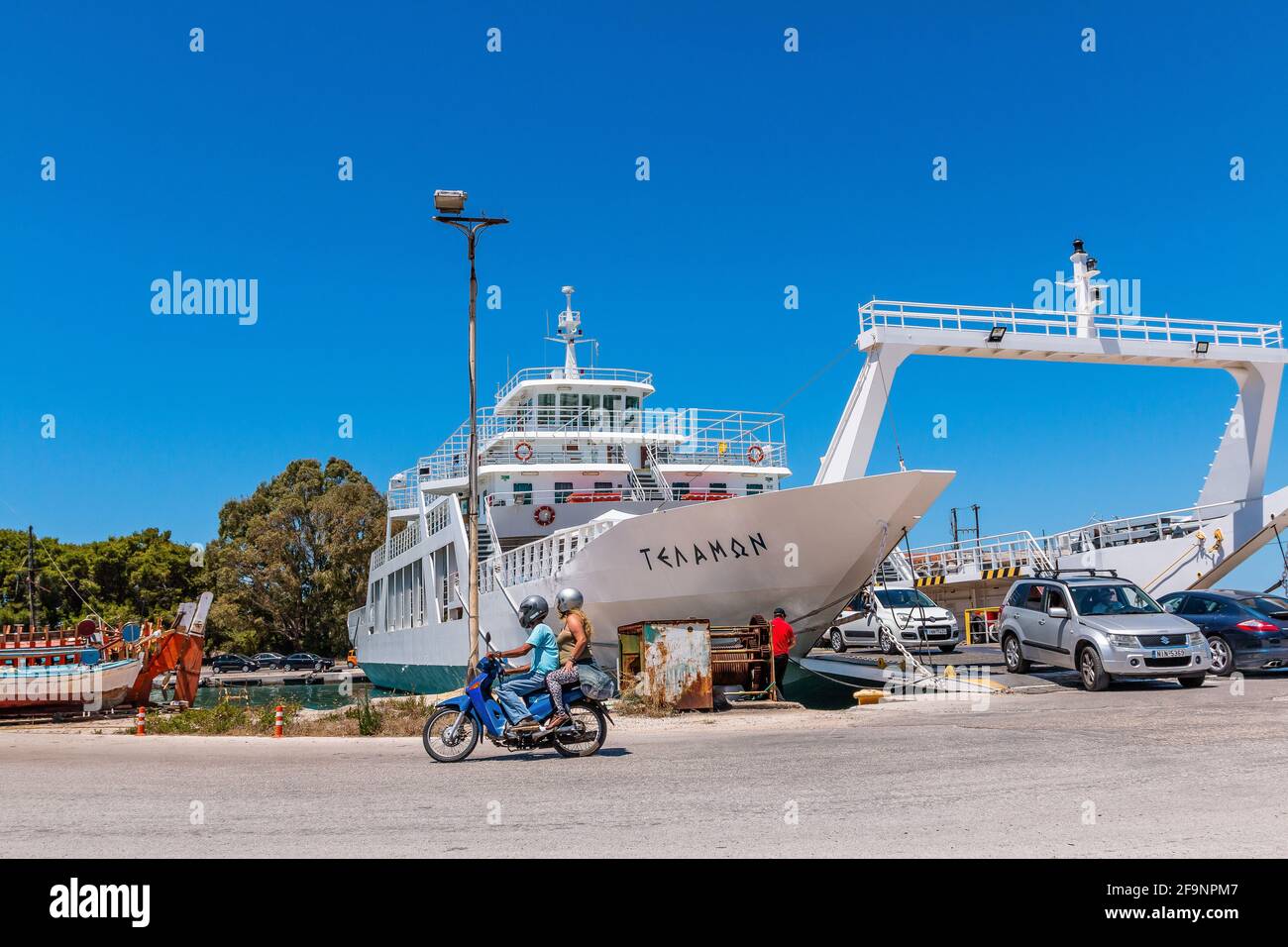 Lefkada, Grecia - 18 luglio 2020: Ponte galleggiante nell'isola di Lefkada Grecia. Foto Stock