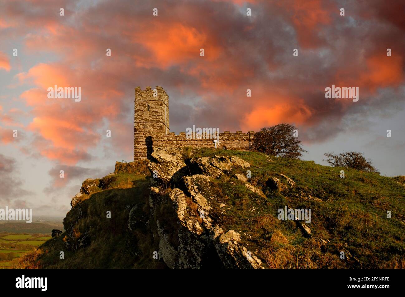 La chiesa di San Michele de Rupe del 12 ° secolo a brent Tor vicino tavistock, devon, inghilterra Foto Stock