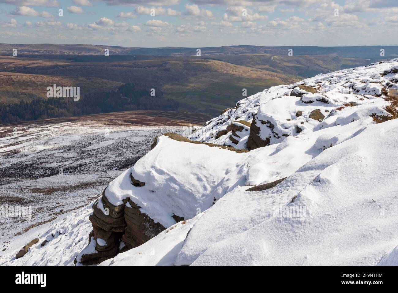 Neve sul bordo settentrionale di Kinder Scout, High Peak, Derbyshire, Inghilterra. Foto Stock