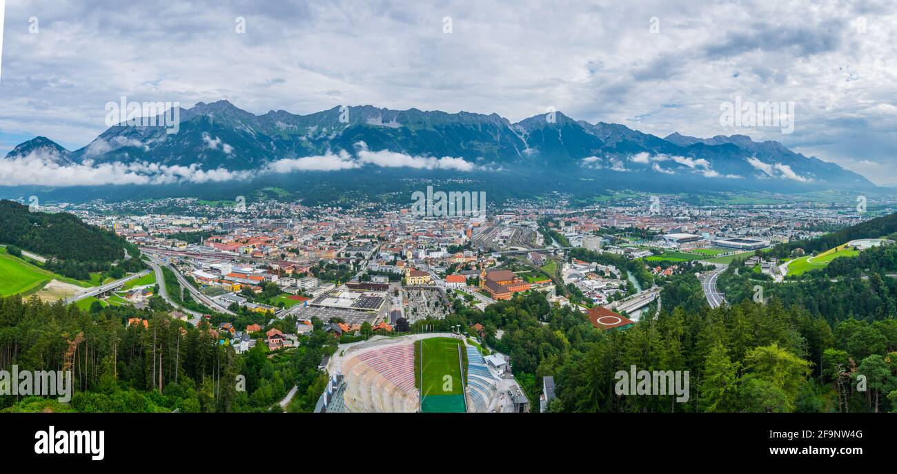 Vista aerea della città austriaca di Innsbruck dallo stadio di salto con gli sci bergisel. Foto Stock