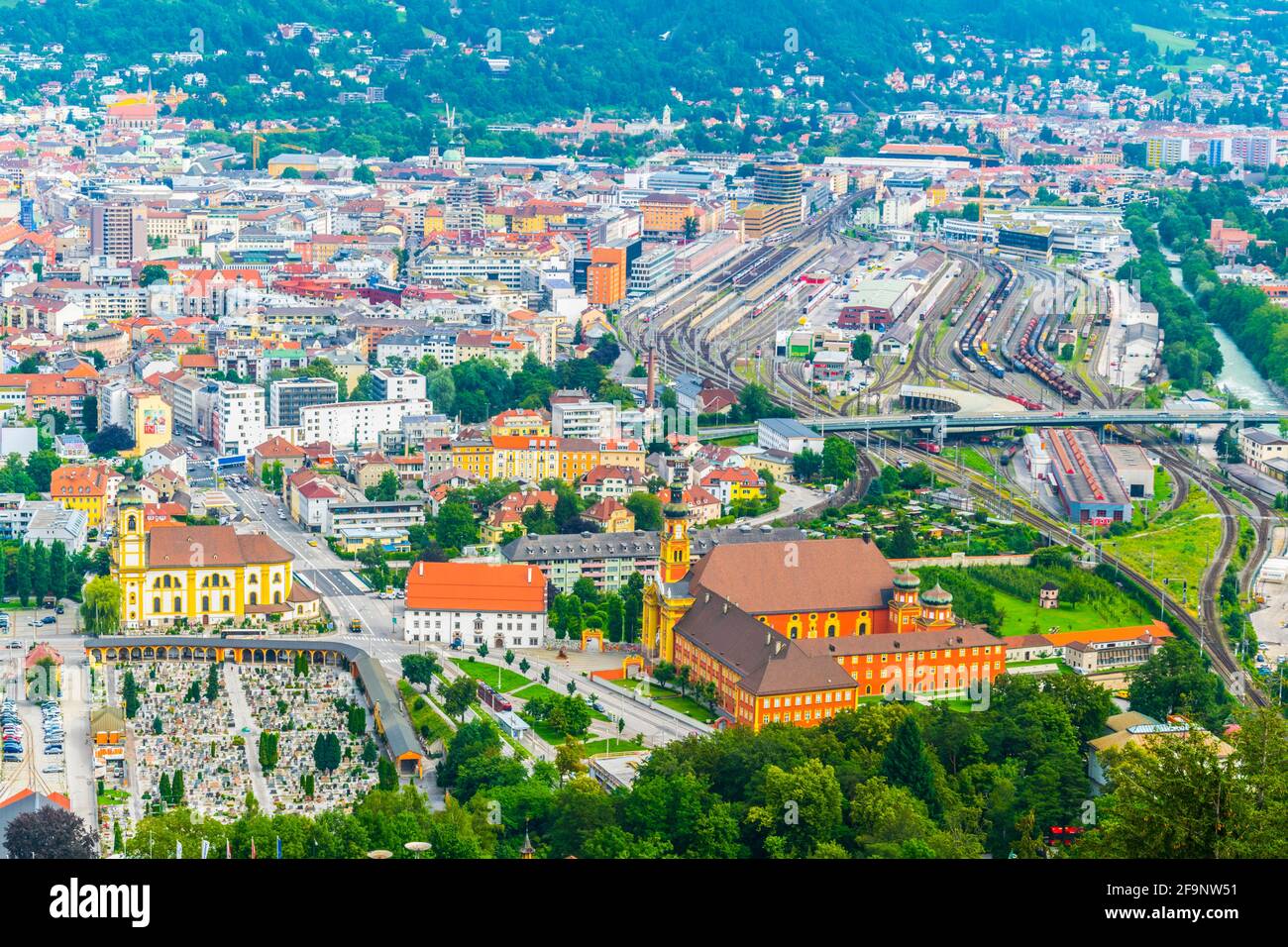 Veduta aerea dell'abbazia di Stift Wilten nella città austriaca di Innsbruck. Foto Stock