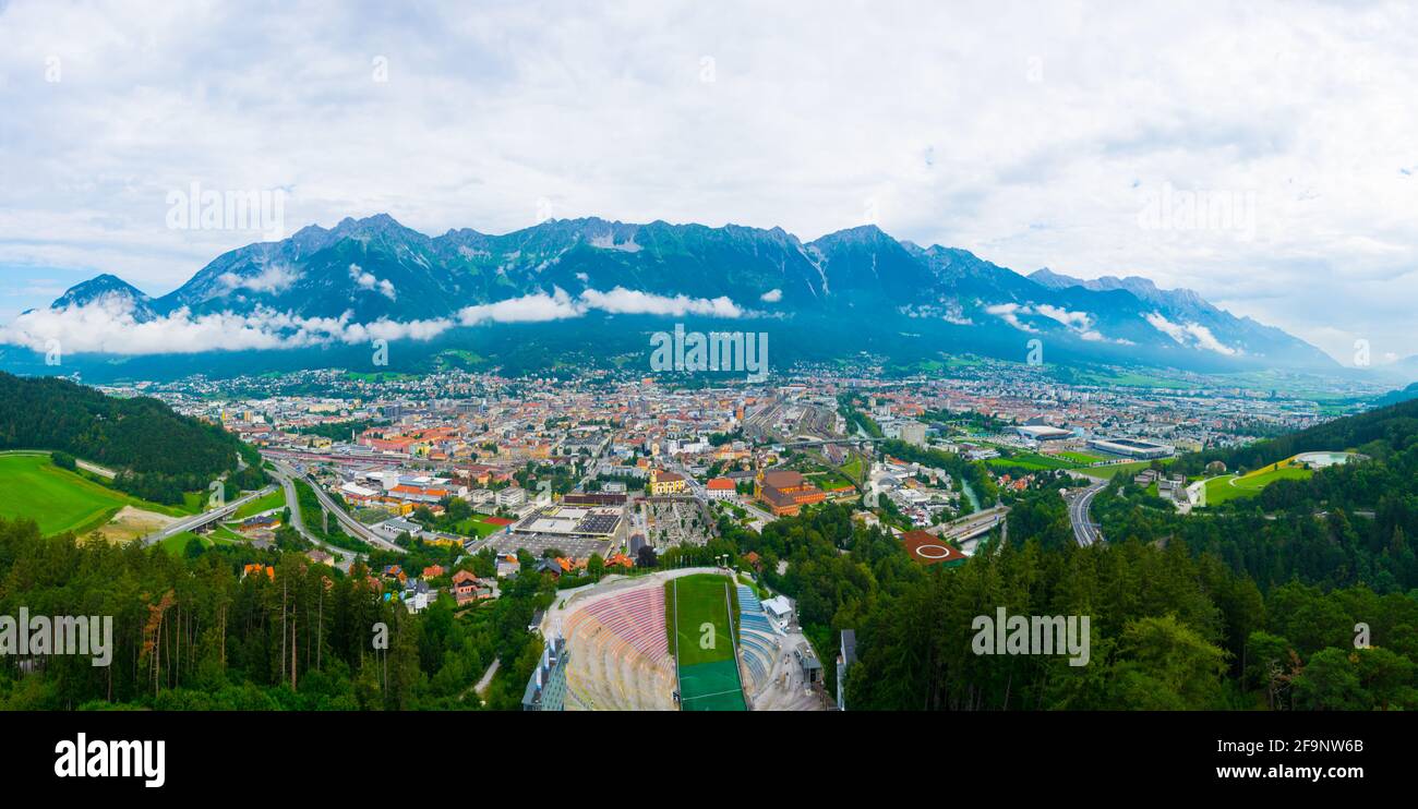 Vista aerea della città austriaca di Innsbruck dallo stadio di salto con gli sci bergisel. Foto Stock