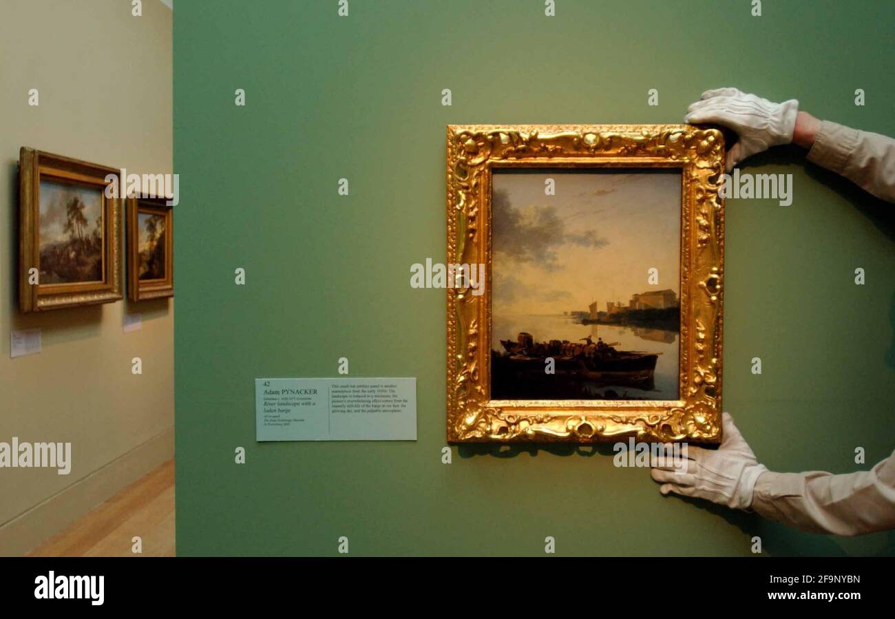 REGOLAZIONI DELL'ULTIMO MINUTO ALLA 'VISTA DEL FIUME' DAL VECCHIO MAESTRO OLANDESE ADAM PYNACKER. QUARESIMA ALLA PINACOTECA DI DULWICH DEL MUSEO DI STATO HERMATAGE DI SAN PIETROBURGO. 20/5/02 PILSTON Foto Stock