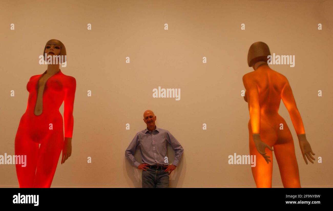 ALLEN JONES CON IL SUO LAVORO IN MOSTRA ALLA MOSTRA ESTIVA RA. 16/5/02 PILSTON Foto Stock