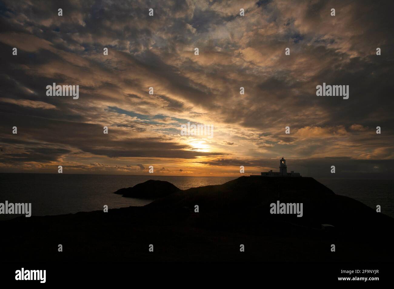 Strumble Lighthouse, Strumble Head, vicino a Fishguard, Pembrokeshire, Galles, REGNO UNITO Foto Stock