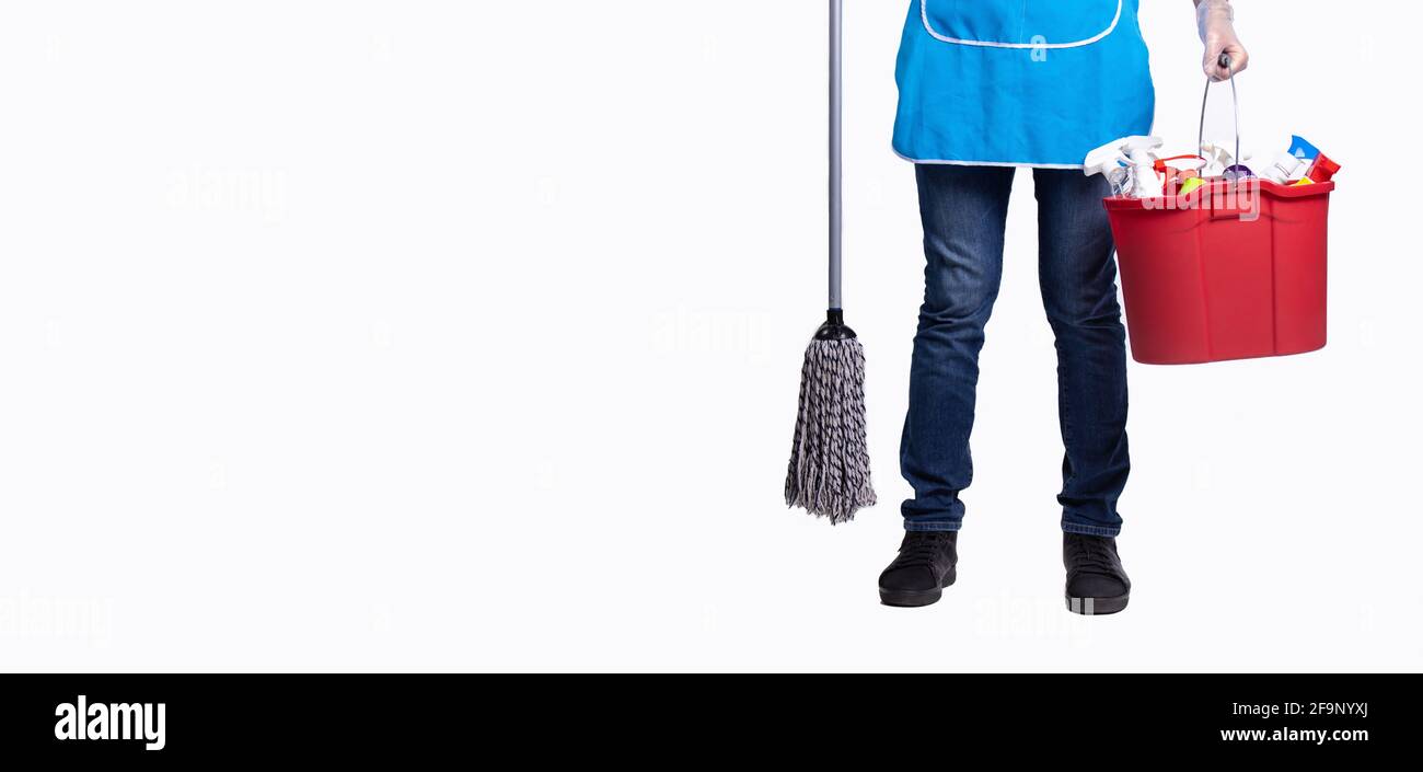 Banner, formato lungo su sfondo bianco con molto spazio per la vostra pubblicità. Foto ritagliata del corpo dell'uomo in grembiule con prodotti per la pulizia in rosso Foto Stock