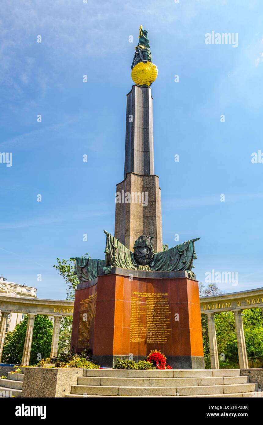 vista del monumento che esprime gratitudine all'esercito rosso che ha contribuito a preservare la pace in europa a vienna Foto Stock