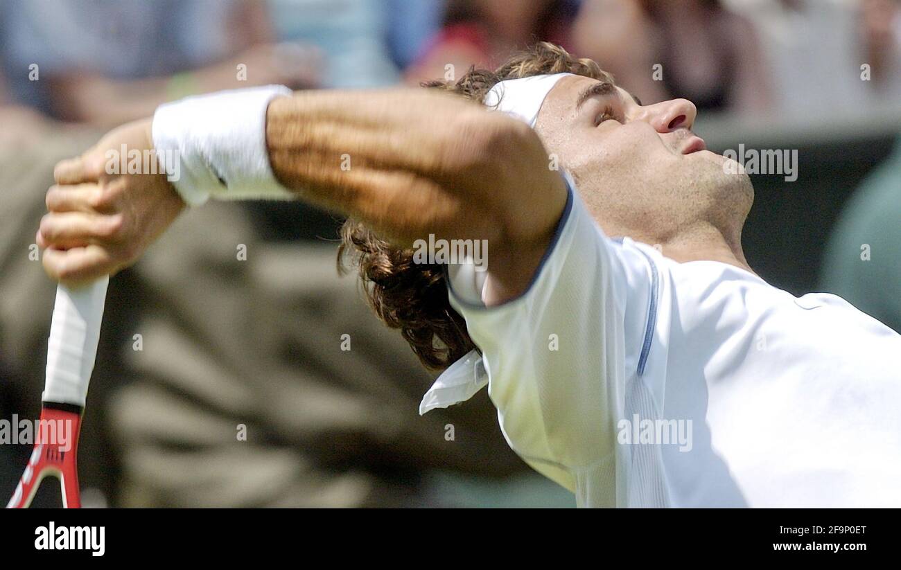 WIMBLEDON TENNIS CHAMPIONSHIPS 1° GIORNO RODGER FEDERER DURANTE LA SUA PARTITA CON P-H MATHIEU 20/6/2005 FOTO DAVID ASHDOWNWIMBLEDON TENNIS Foto Stock