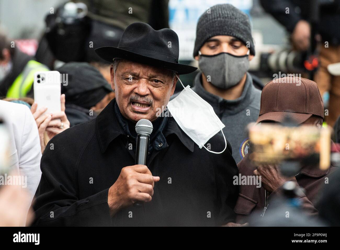 Il reverendo Jesse Jackson parla nei pressi dell'Hennepin County Government Center il 19 aprile 2021, giorno degli argomenti di chiusura e l'inizio della deliberazione della giuria nel processo Derek Chauvin a Minneapolis, Minnesota. Foto: Chris Tuite /ImageSPACE/MediaPunch Foto Stock