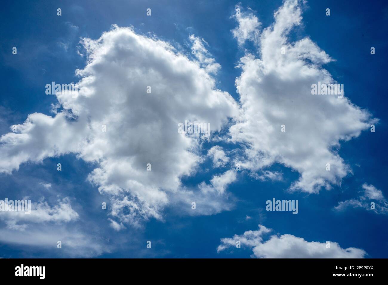 Nuvola bianca con il cielo blu chiaro sullo sfondo Al momento di una giornata di sole dall'Indonesia Foto Stock
