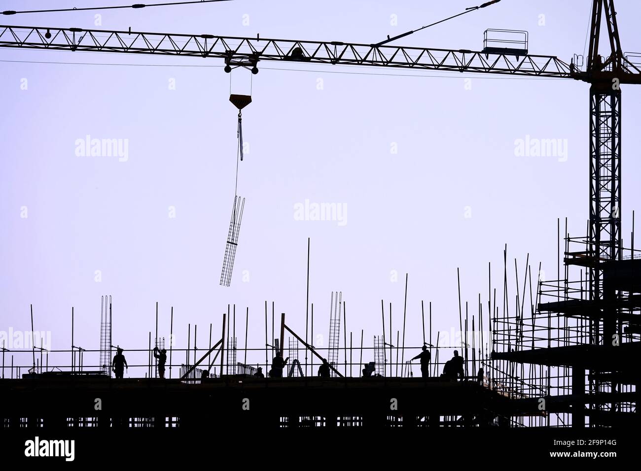 Il gruppo di lavoratori che lavorano in un cantiere. Foto Stock