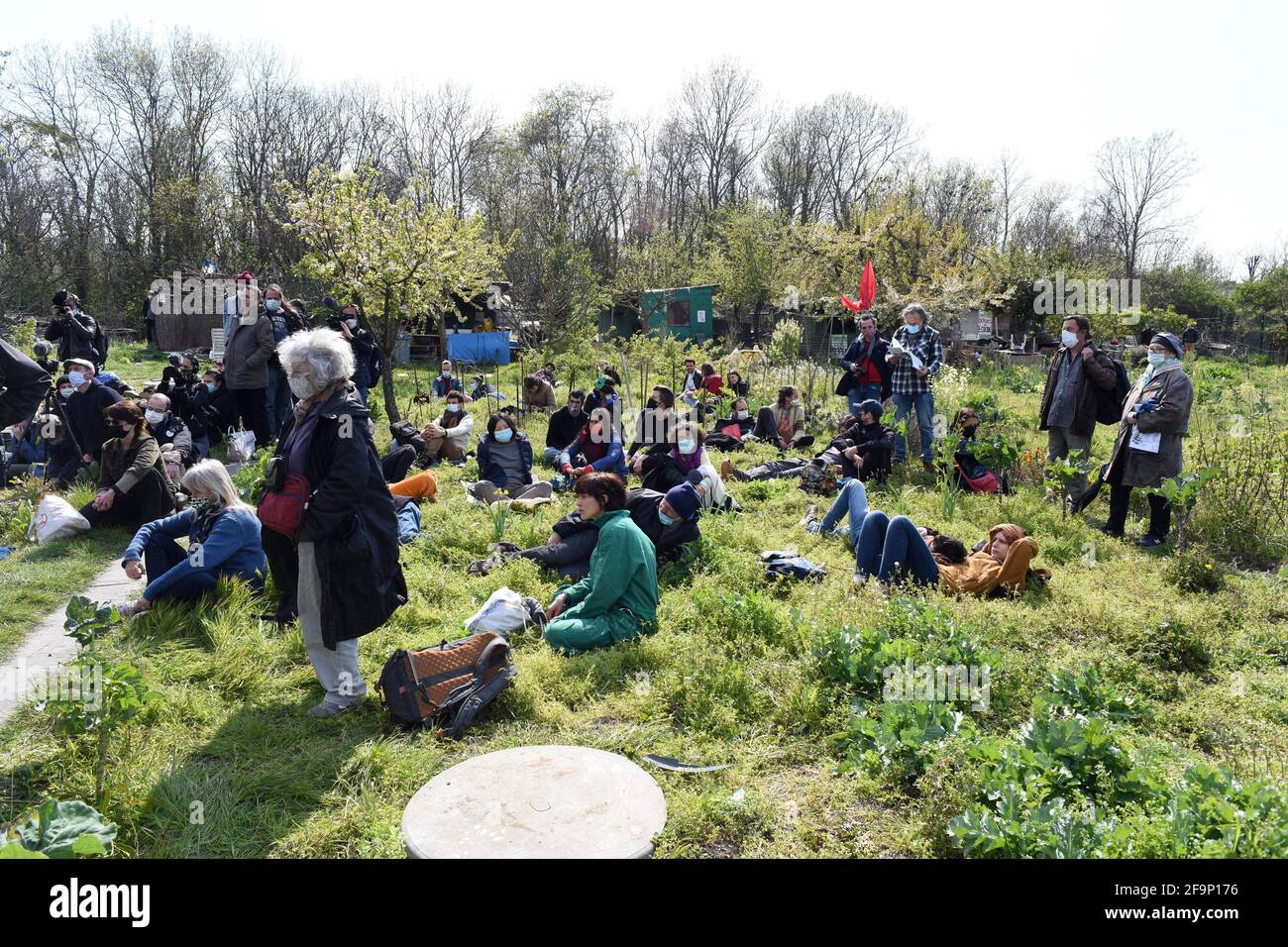 Manifestazione contro i progetti di Grand Paris Aménagement (GPA), per salvare il progetto giardini di Aubervilliers (Jardins ouvriers des Vertus) a Aubervilliers, vicino a Parigi, Francia, il 17 aprile 2021. I terreni sono minacciati dal progetto di un sito acquatico per la futura piscina di addestramento per i Giochi Olimpici e Paralimpici di Parigi 2024. Foto di Maunoury D/ANDBZ/ABACAPRESS.COM Foto Stock