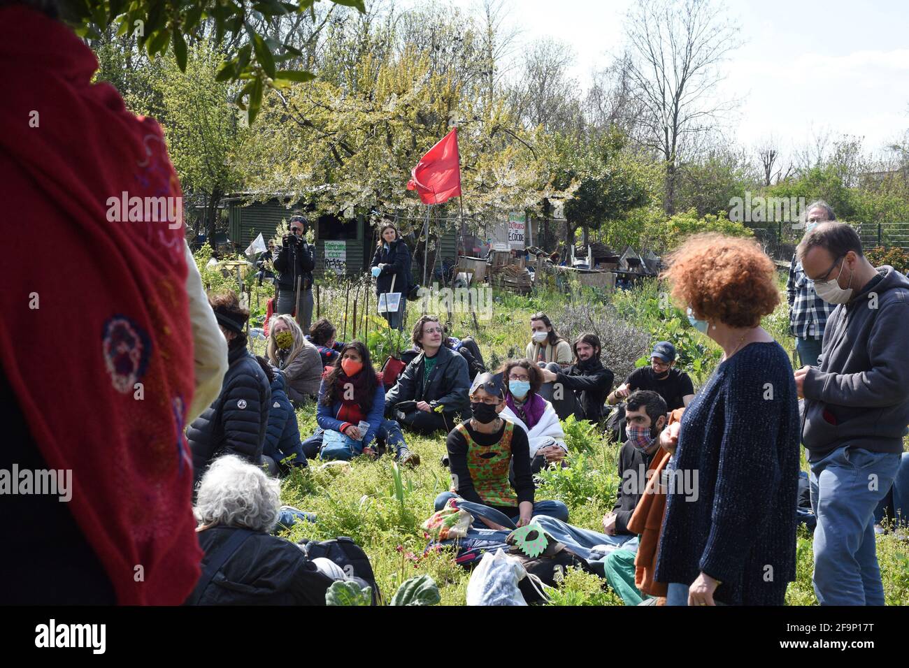 Manifestazione contro i progetti di Grand Paris Aménagement (GPA), per salvare il progetto giardini di Aubervilliers (Jardins ouvriers des Vertus) a Aubervilliers, vicino a Parigi, Francia, il 17 aprile 2021. I terreni sono minacciati dal progetto di un sito acquatico per la futura piscina di addestramento per i Giochi Olimpici e Paralimpici di Parigi 2024. Foto di Maunoury D/ANDBZ/ABACAPRESS.COM Foto Stock