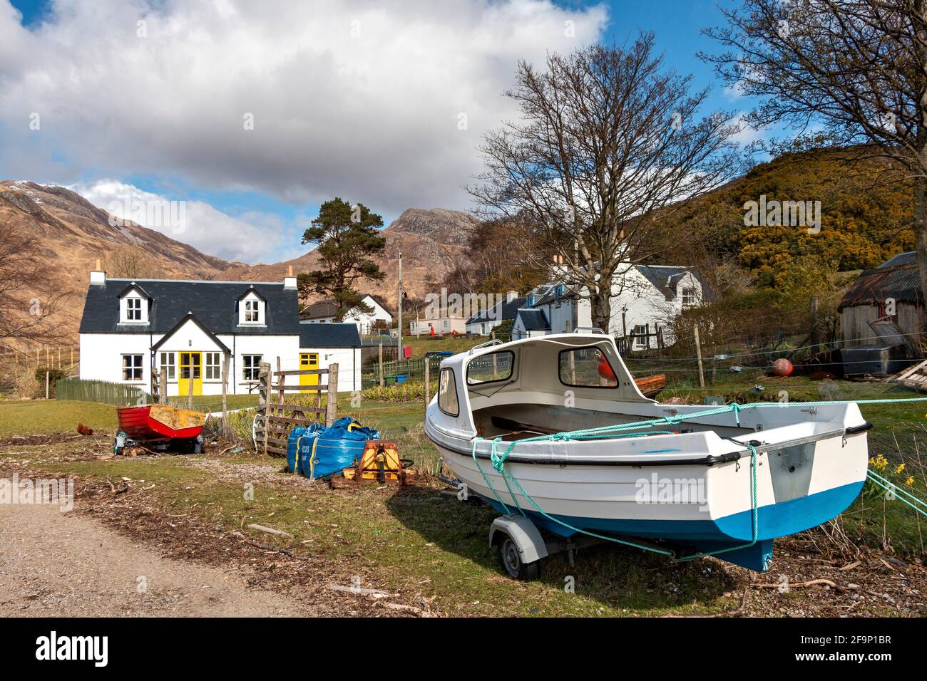 GLENELG HIGHLANDS SCOTLAND CORRAN VILLAGGIO CASE E BARCHE DA PESCA SU LA BANCA DEL FIUME ARNISDALE Foto Stock