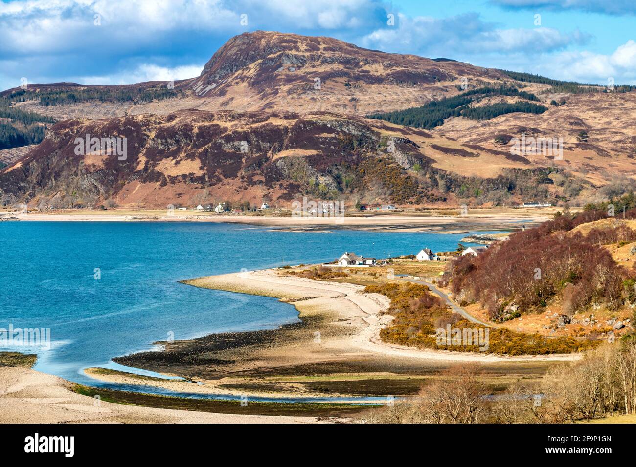 GLENELG HIGHLANDS SCOZIA VISTA DELLE ACQUE BLU DI KYLE RHEA GLENMORE RIVER E VILLAGGIO DI GLENELG Foto Stock