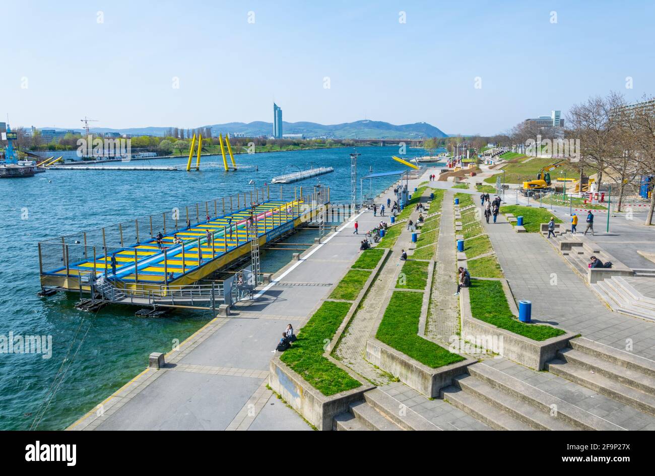 Vista sul lungofiume del danubio a vienna vicino a VIC. Questa parte della riva è piena di bar e ristoranti ed è popolare soprattutto durante l'estate. Foto Stock