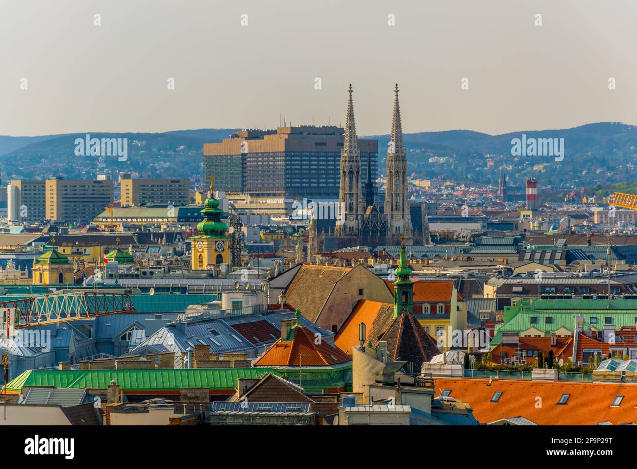 Vista aerea di vienna, tra cui la chiesa di Votivkirche e la collina di Kahlenberg. Foto Stock